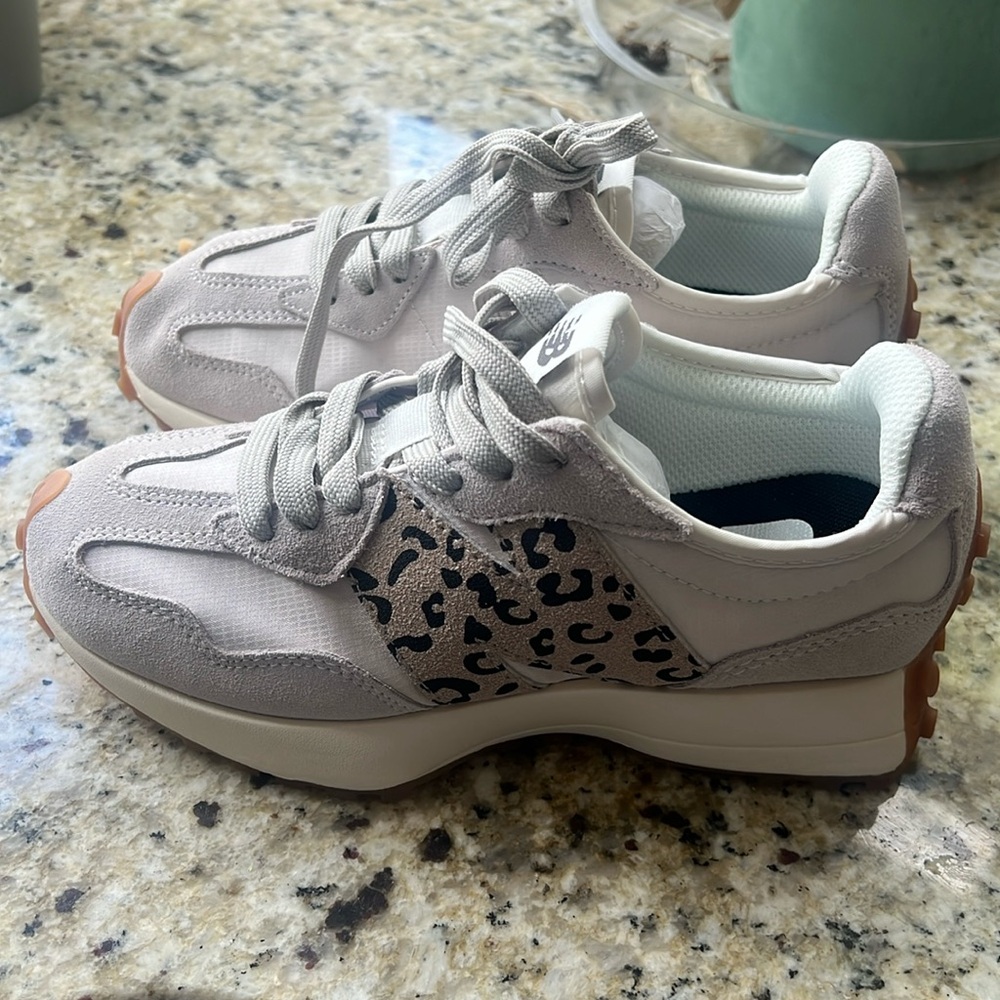 New balance 327 size 4.5/ 5cheetah print shoes, breland new never used